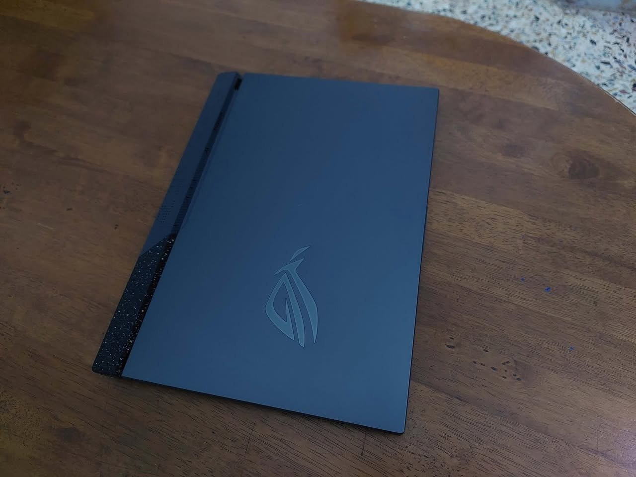 السلام عليكم..لابتوب الالعاب والبرامج الهندسية القوية والمونتاج والتصميم من ASUS ROG ....رام  بحجم 16 كيكا نوع DDR5 ...كرت شاشة  خارجي منفصل من نيفيدا RTX3050 ..معالج قوي جدا  فئة H ( من اقوى فئات المعالجات)  RYZEN 7   6800H اقوى  من الكور اي 7  جيل 12 ...هارد سريع جدا نوع SSD NVME حجم 512 كيكا..شاشة حجم 15.6 بتردد 144 هرتز الوان حقيقية ...كيبورد RGB وانارة محيطية تكدر تتحكم بيها ..اللابتوب شحنه ممتاز وافضل واغلى فئة بماركة اسوز وكارتونتة وكل ملحقاته ويا...السعر 650 $  للاستفسار الاتصال *********** (واتس ) او*********** بغداد, العراق
