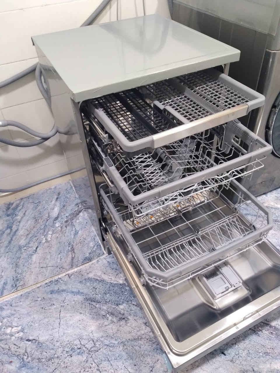 للبيع غسالة صحون ماركة ال جي الااحدث نوعيةاستخدام قليل المكان بغداد حي الجامعة للاتصال *********** سعرها (900الف ) وبيه مجال ان شاءالله
