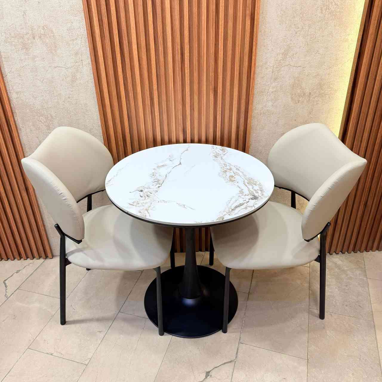 ‎⬇️ تخفيضات العيد ⬇️

‎سيت استراحة  ميز طعام وكرسيين
‎سطح الميز رخام مزجج 
‎قياس الميز  70* 70 سم 
‎الكراسي دوشمة جلد وارجل حديد 
‎السعر 135 الف 🥇
‎وتوجد خدمة توصيل


**إذا كنت صاحب هذا الإعلان وتريد حذفه لأي سبب، رجاءا أرسل رسالة إلى الدعم الفني**