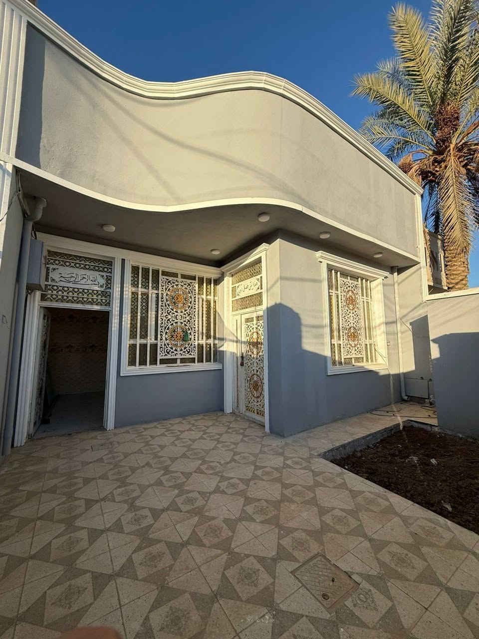 بيت للبيع العنوان كربلاء طوريج حي الجمعيه شارع هيله بنت الكاظم عرض الشارع 11 متر مساحه البيت 175 متر ***********
