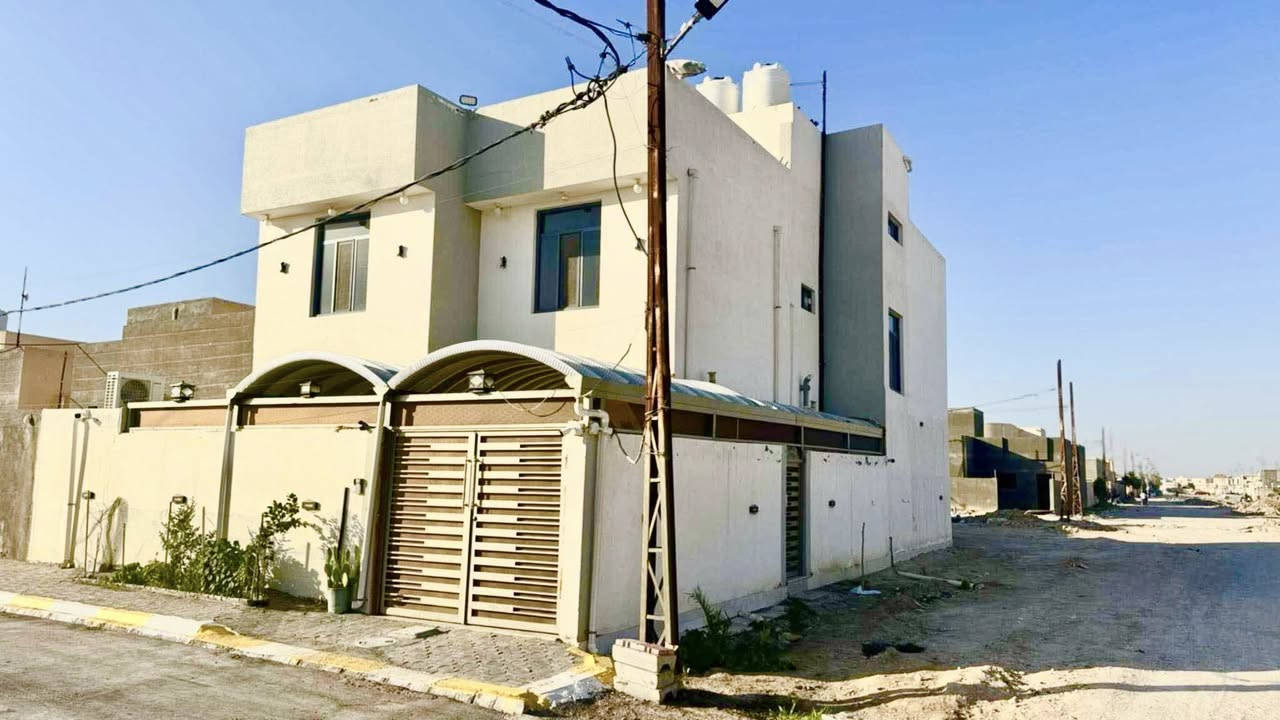 #إعلان رقم (196)
               
//دار للبيع المكان مجمع الدوح السكني   //

  #التفاصيل
العنوان مجمع الدوح قرب أسواق الدوح القديمة
ابواب وشبابيك درجة اولى شغل معمل الفرات والبيت بنائه ع يد صاحب البيت

                        سنة البناء _ ٢٠٢٣ _

                         الدار طابقين
يحتوي الدور الارضي  _ غرفتين + صالة + استقبال + مطبخ + صحيات  داخلية وخارجية     + حديقة كبيرة + كراج يتسع سيارة 

الدور الاول يحتوي _ اربع غرف  نوم + صالة كبيرة + مجموعة صحيات

 #الدار مسحوب علية قرض المصرف العقاري                   

                     المساحة_ 200 _ م _ 
           المبلغ الكلي للدار  _ 243 _ مليون 
         القسط الشهري _ 460 _ الف دينار 
              
                                                                            
#الاستفسار اكثر مراجعة مكتبنا او مراسلة الصفحة او الاتصال على الرقم ادناه 

#العراق _ السماوة _حي العسكري _ قرب جامع الامام علي (ع)

#رقم المكتب_ ***********_سيد ولاء
                         _ *********** _ابو حسين                                                  
 
              #الخارطة للاستثمار العقاري #
                         _خدمات عقارية_
