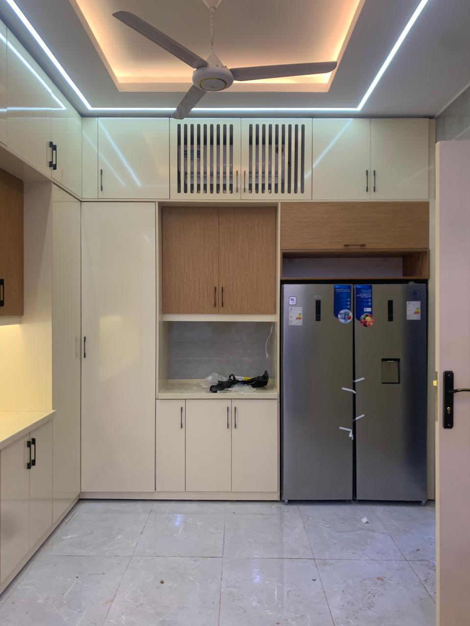 مطابخ خشب و المنیوم
واجه mdf 300
واجه hdf350
واجه balon400
علا مرمر صناعي 
إذا كوارتز ينظاف ٥٠ علا متر 
استندر ارتفاع ٢٥٠ 
إذا اكثر من ٢٥٠ ارتفاع ينظاف ٤٠٪؜ علا قياس يعني مثلا إذا كل قياس ١٠ ايصير ١٤ 
شباك ينقص ١٠٠ الف 
و إذا في دنگه مال مايكرو ينظاف نص متر 
و إذا زاويه L او ركن طويل ينظاف متر واحد 
المنيوم هيكل او خشب نفس شي بلنسبه للخشب بس مقطع سينك نشتغله pvc
0777 161 9654
