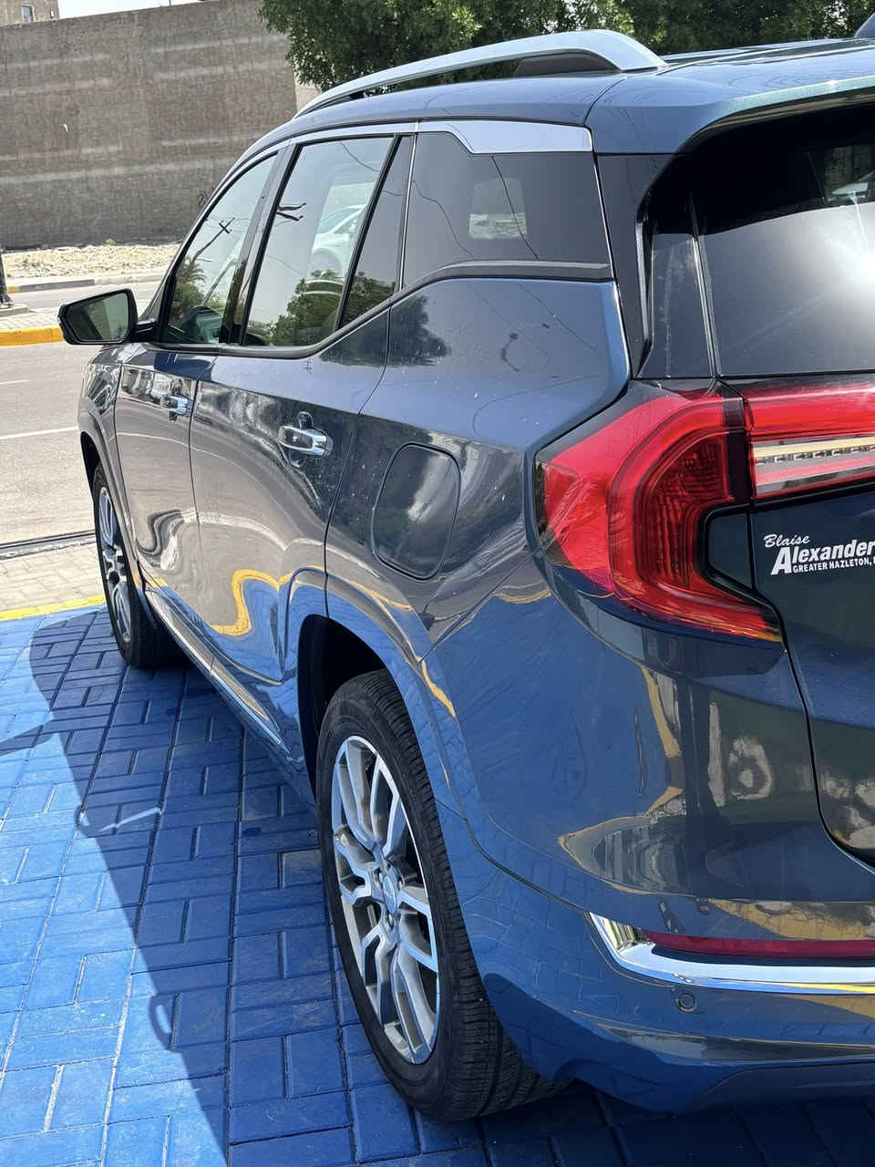 الفئة والموديل: جمسي تيرين (Denali) موديل 2024، الفئة الأرقى بالموصفات.
1. الممشى الحقيقي: السيارة ماشية 25 ألف كم فقط، يعني المحرك والناقل (الكير) بحالة الوكالة.
2. تفاصيل الضرر: الضرر بسيط جداً (جاملغ أمامي فقط) وبدون أي حادث قوي أو تأثير على دواخل السيارة.
3. سلامة الأنظمة: الايرباقات سليمة 100% والشاصي سليم (بشرط الفحص).
4. أنظمة القيادة والأمان: رادار تصادم، تنبيه خروج عن المسار، ونظام دفع رباعي (AWD).
5. الرؤية والتحكم: كاميرات 360 درجة عالية الدقة مع حساسات ركن أمامية وخلفية.
6. الرفاهية التكنولوجية: شاشة HUD (عكس السرعة على الزجاج)، نظام صوتي Bose، وشحن لاسلكي.
7. المقصورة والسقف: مقاعد جلد فلكس تبريد وتدفئة، مع فتحة سقف بانوراما تضفي جمالية للسيارة.

الرقم ***********
