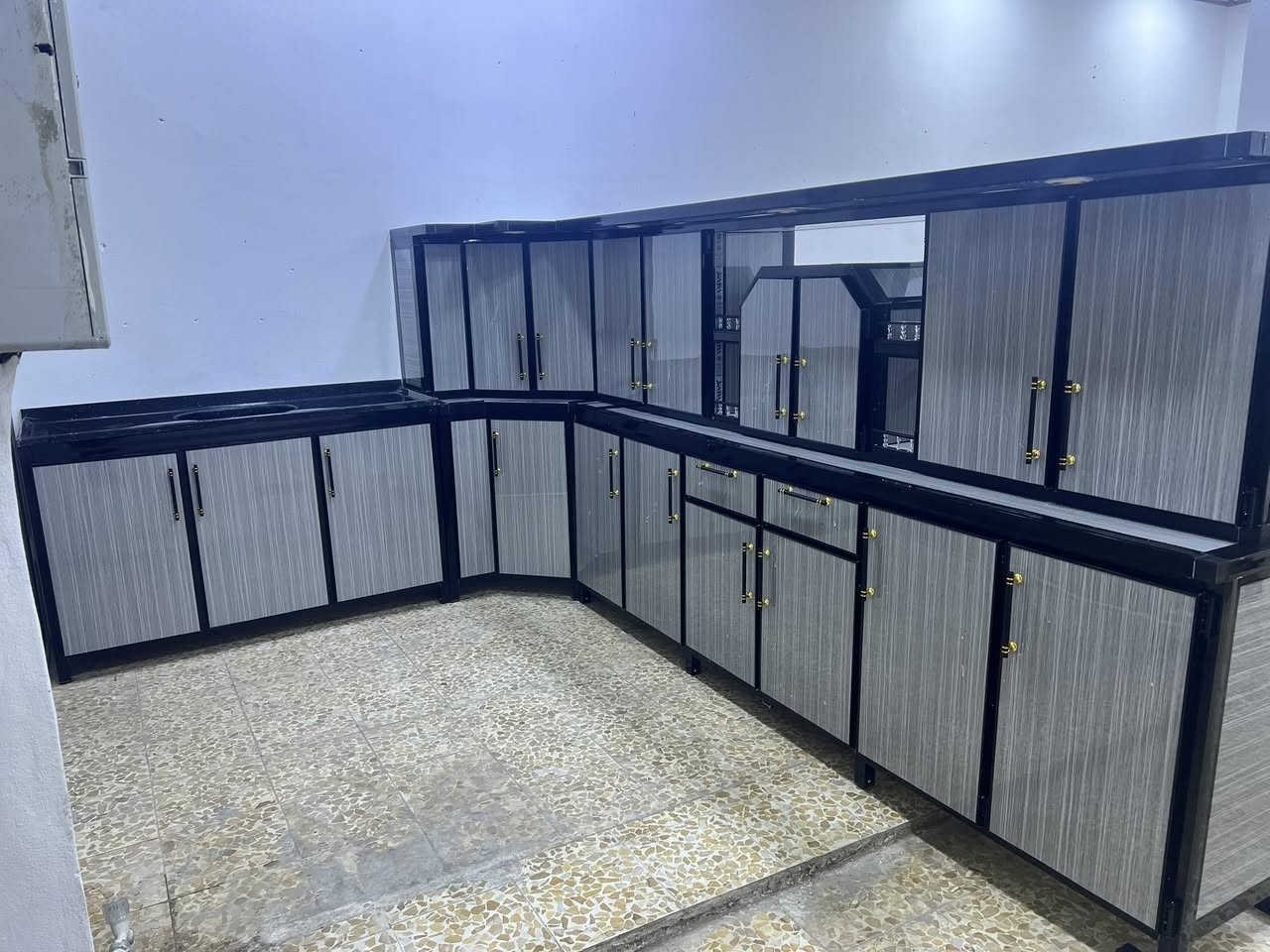 معمل ومعرض الاكابرللفصالات الحديثه جمله ومفرد العنوان موصل حي الكرامه من جهه حي الانتصار للتواصل على الارقام التاليه ***********/***********
