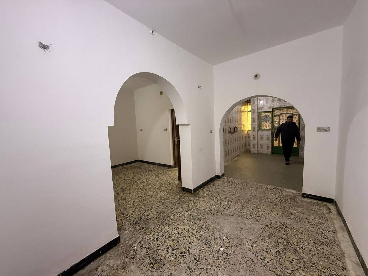 بيت 120 متر في الطائي حي الجهاد طابق ونص غرفتين وحمامين واستقبال وهول ومطبخ جاهز من تانكي وكيزرات وماطور ايجاره 675 الف الاتصال علىهذا الرقم***********
