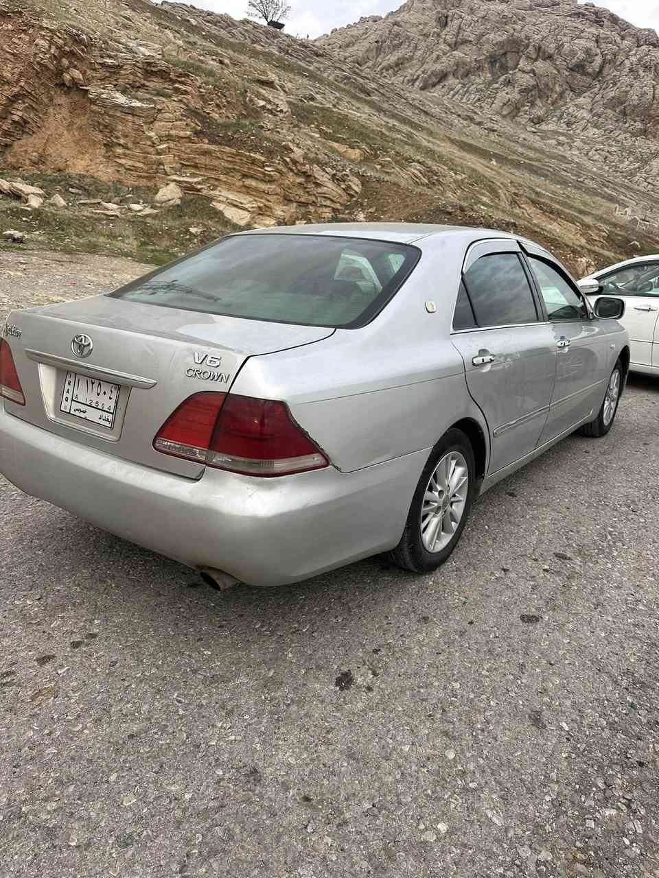 شاهینە 2005
دوو دوگمە 
ناو زەرد 
بێ دەعم و لێدراو 
یەک تۆز کاڵ بوونەوەی هەیە 
مەکینە بچووکی گێر بچووک ، بەنزین بە سرنج ئەخوات،
بڕاوەیە
سەیارەکە ماڵی دۆستە و بێ کێشەیە 

شوێن سەیدسادق 
نرخی ٤٣گەڵا و معامەلە

***********
