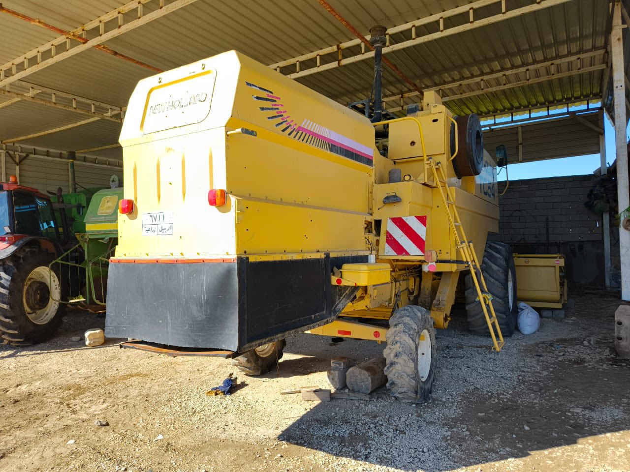 السلام علكيم
حاصدة للبيع  Newholland tc 54

موديل 2000 رقم اربيل 

قايش 4 بلم حاصودة حيل حيل نظيف 

 مكفوله كفاله عامه تعمير فول حاصده جاهزه للحصاد مابيه اي نقص 

المكان نينوى/ تلعفر 

والسعر عل خاص 

رقم الهاتف ‭0750 209 4133‬
