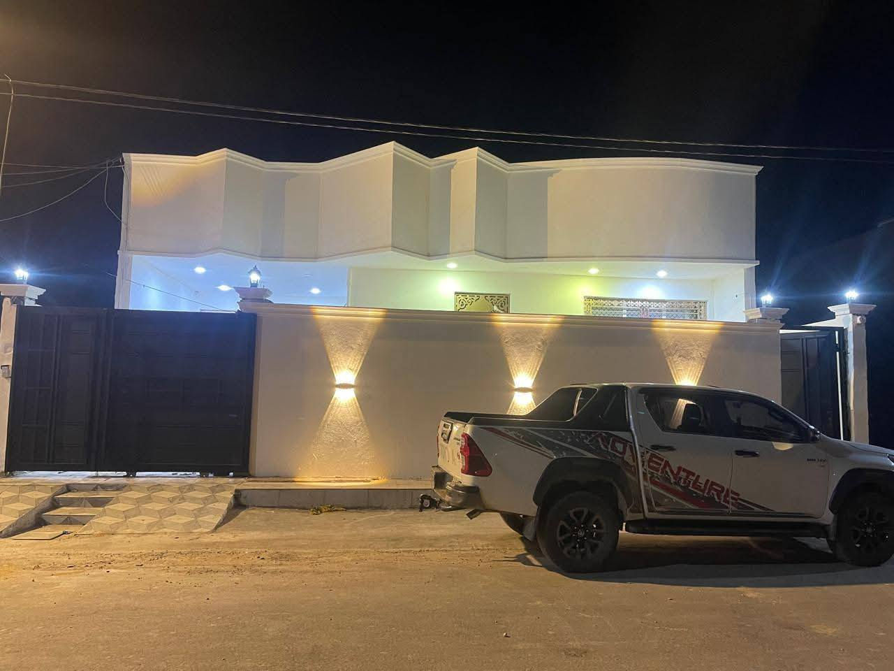 🏡 دار سكن للبيع – بناء حديث 2025
📍 مجمع حيدر حجي هندي النموذجي – حي الجامعة
✅️ بلوك رقم :  ( 4 )

📐 مساحة الدار: 300 متر
📏 واجهة الدار: 14 متر

تفاصيل الدار:  طابقين 

3 غرف نوم
 استقبال
مطبخ 
صالة عدد 2
عدد 4 مجموعات صحية
كراج سيارة واسع 

✨ موقع مميز داخل مجمع منظّم وهادئ

🔲  للاستفسار مراسلة الصفحة 
📞 اوالاتصال على الأرقام الآتية

***********
***********
***********

🏢 أو زيارة مكتبنا:
مكتب سيد نجاح العذاري  العقار والمقاولات العامة
📍 حي المعلمين – الشارع الخدمي– مقابل إسطنبول مول
