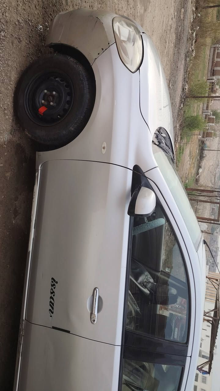 السلام عليكم
نسيان صني موديل 13 نظيف 
مابيها لاصبغ ولا ضربة السعر 84 وبيها مجال 
بيها خدوش ورصعات قليلة كلش 
محرك والكير خير من الله وسونار كدامك 
سيارة مابيها نقص تجي تفحص وتشوف بعينك
***********  بغداد ابو غريب
