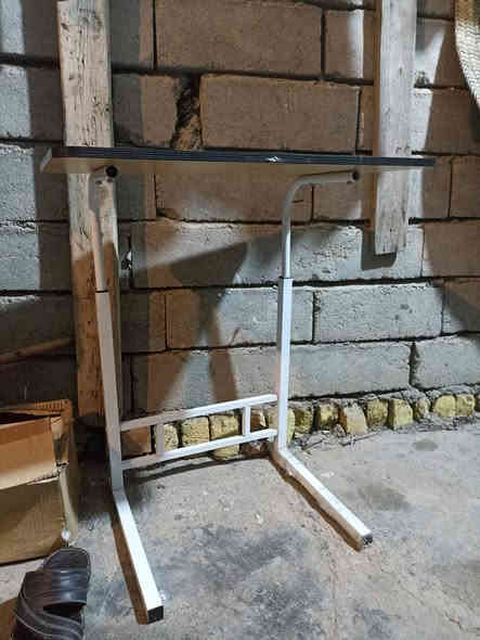 ميز او مكتب دراسي خشب 
يصعد وينزل ع مرامك 
السعر 15 مكاني حي الشهداء 
***********
