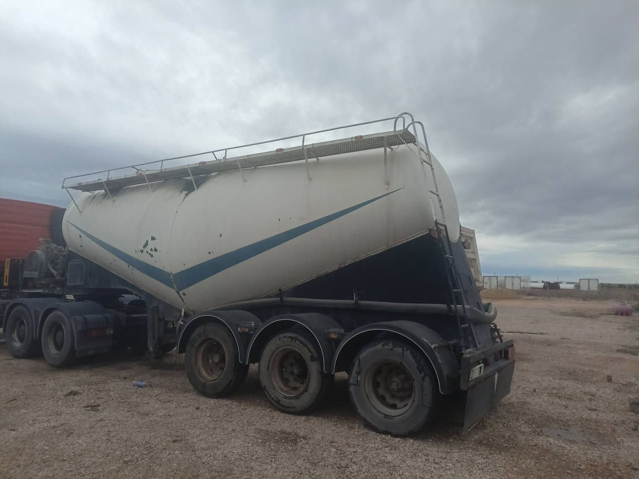 سايلو للبيع جاهز  محرك اربعه بسته ثلاث محاور محور الثالث رفاع سعره 55 بمجال بسيط ***********
