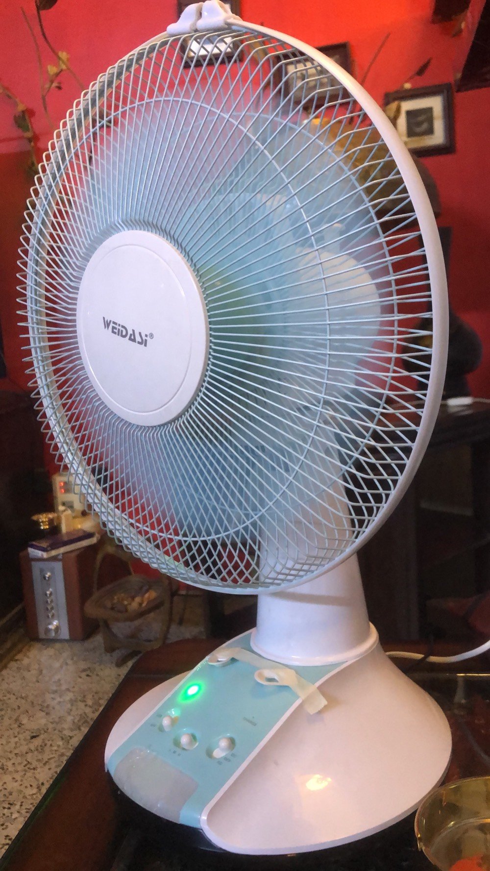 مروحه ١٢ انج منضديه  كهرباء و شحن ٤ ساعات تبقى تشتغل من تنطفي الكهرباء تفيدكم وايضا تحتوي عل لايت للانارة عند انطفاء الكهرباء تكدر تشغله ومتوفرة بلونين ازرق وبرتقالي والكمية محدودة سارع بالشراء قبل نفاذ الكميه 