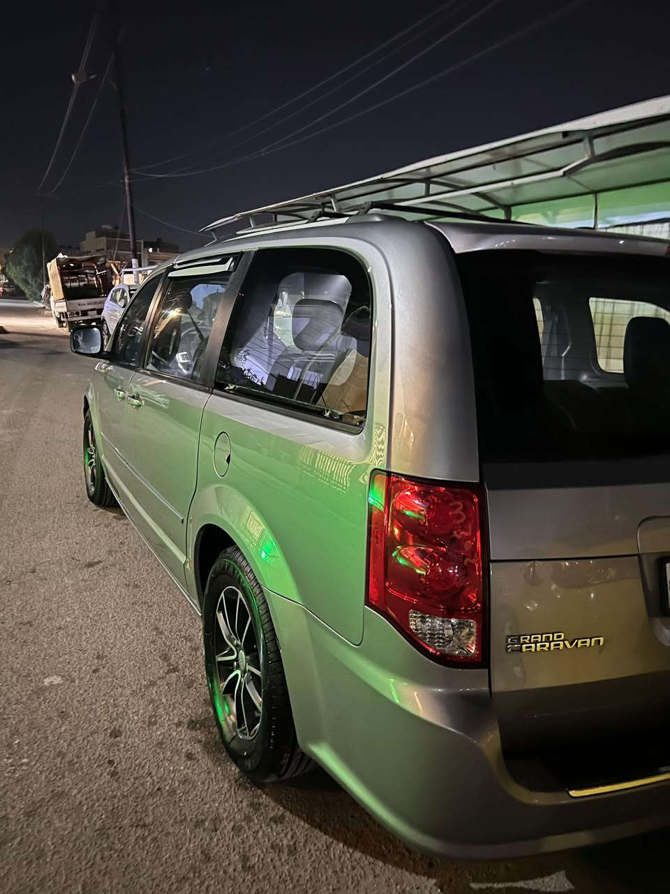 السلام عليكم
دوج كرفان للبيع 2016 لون سلفر امريكي 
الفئه RT فول فول مواصفات باب كهرباء جنطه كهرباء 
حادثها جداً بسيط سعرها 180 وبيها مجال🩶
 الاستفسار الرقم:***********
