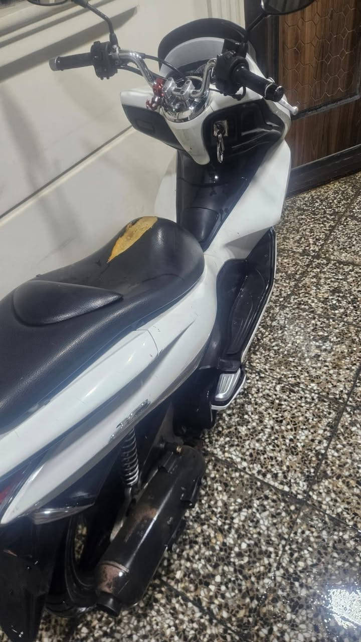 دراجة pcx جيل اول ياباني JF
صارلها سنتين عندي الله يشهد مموديها لمصلح ابد 
ال ابدل تاير ابدل بريك شغلات بسيطة 

بانزين كله محسن 
دهن موتل

الكشر شوية تعبان 
و الطوافة عطلانة 

مليون و 350 الف بيه مجال كلش كلش بسيط

البياعة شراية ليخابرون مالي خلك

الي يجيني يكلي اكو ارخص وانظف اي صح بس هاي بالصور روح للواقع وشوف لعبان النفس

بالمناسبة اكدر اكتب صارلها 3 اشهر بس حرام فلدكلي صارلها هواي
***********
