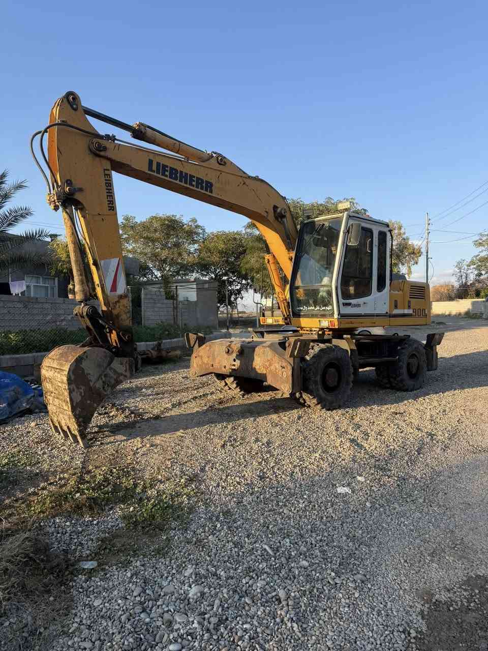 حفارة لبيهير حجم 900موديل2001مكفولة كفالة عامة رقم بغداد ابشرت تحويل سعر 250بي مجال مكان كلار ***********
