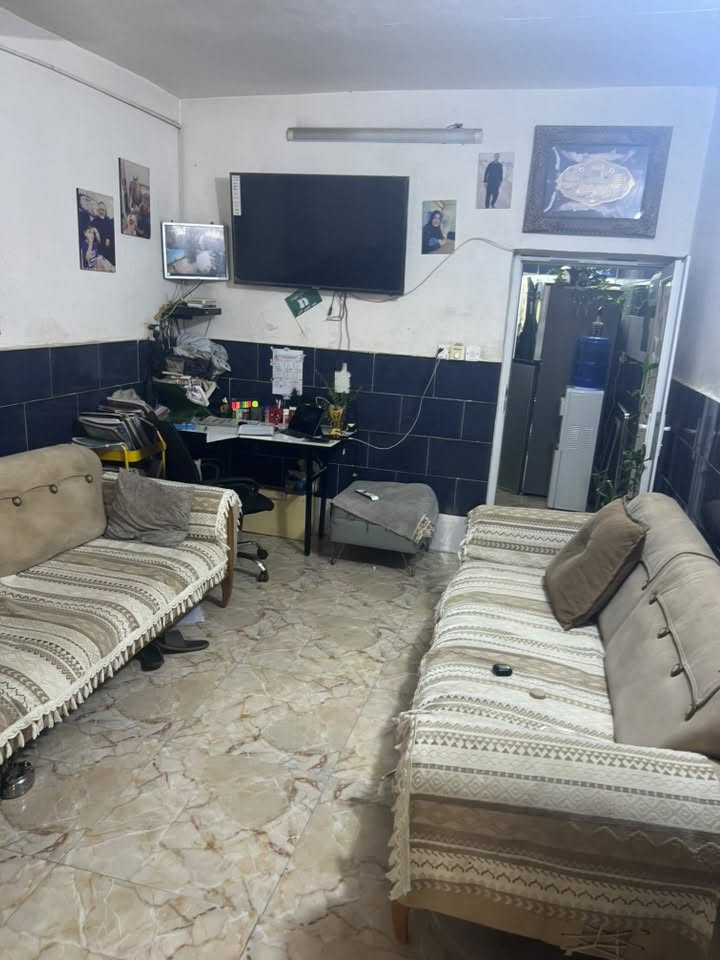 بيت للبيع طابو صرف
مساحه 50 متر واقع حال 60
مقابيله تشجير تابع للبيت
شهداء شارع المضخه
ملحقاته
طرمه 
ستقبال 
مطبخ
صحيات
وترك 
طابق الثاني 
غرفه نوم 
بلكونه
سطح
للتواصل ***********
