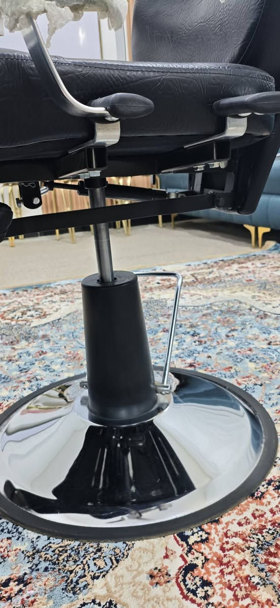 كرسي حلاقة نظافة 100%
السعر 150 الف 
مكاني الديوانية مركزز 
***********
