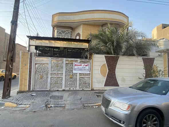 السلام عليكم 
الدار للبيع 
الموقع القبله حي المهندسين شارع الرمل
مساحه 200متر مربع 
ركن على شارع حرف T
الطابق الاول طابوق بناء 2014
الطابق الثاني ثرمستون بناء 2019
يحتوي الطابق الاول على غرفتين و صاله و استقبال ومطبخ وصحيات 
و الطابق الثاني 3 غرف و صاله ومطبخ وصحيات 
المجموع 5 غرف 
يحتوي على مشتمل مؤقت تكدر تاجره او ترجع تضمه للبيت 
السعر 385 مليون  وبي مجال 
***********
