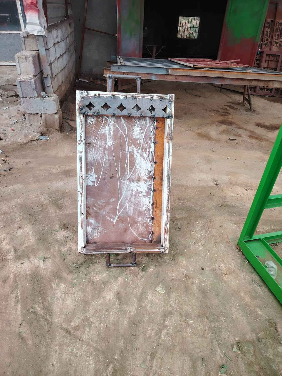 نشتغل باب وشباك ومناقل نشتغل بيبان فر شباك فر جميع البيبان وشبابيك ومناقل للبيع للبيع بدارت ابو حسين لحداد ***********
