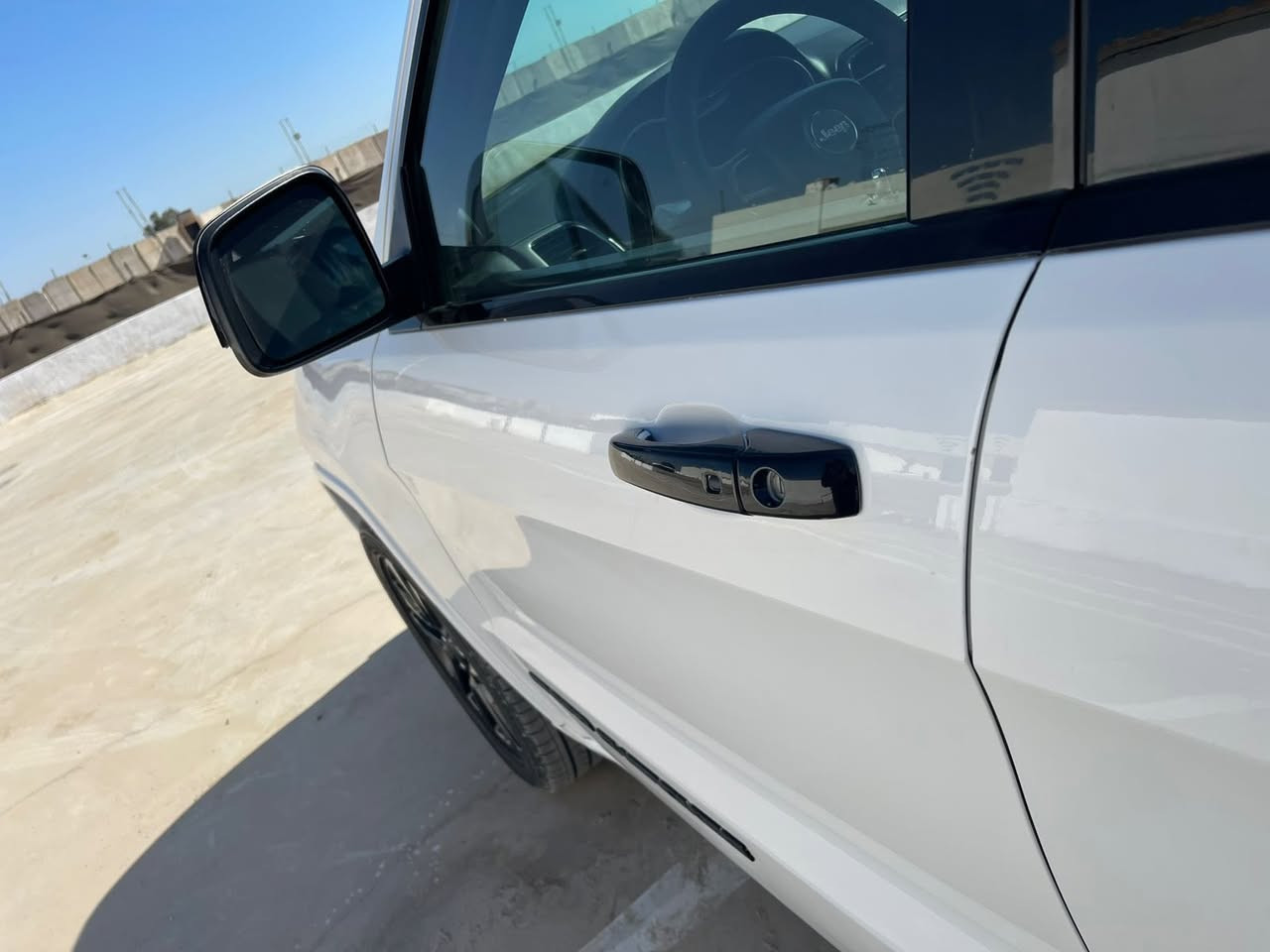 جيب كراند شيروكي ليميتد بلاك توب
موديل ٢٠٢٢ مواصفاتها كلش حلوه اخذتهه قبل ٥ شهور كملتهه ودللتهه ومجاي اطلع بيهه لانه اني عسكري تفويلة البانزين المحسن اظل بيهه شهر كامل 
اريد )مراوس( بهايبرد ٢٠٢٤ بس كون حادث بسسيط
سنويه باسمي/ سكني بغداد 
تليفون ***********
