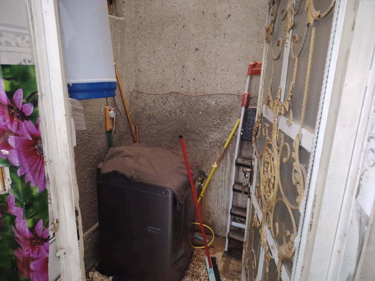 بعد تحياتي للجميع.... بيت في ابو درع مقابل حي الكوفه طابقين ٥٠ متر رقمي***********
