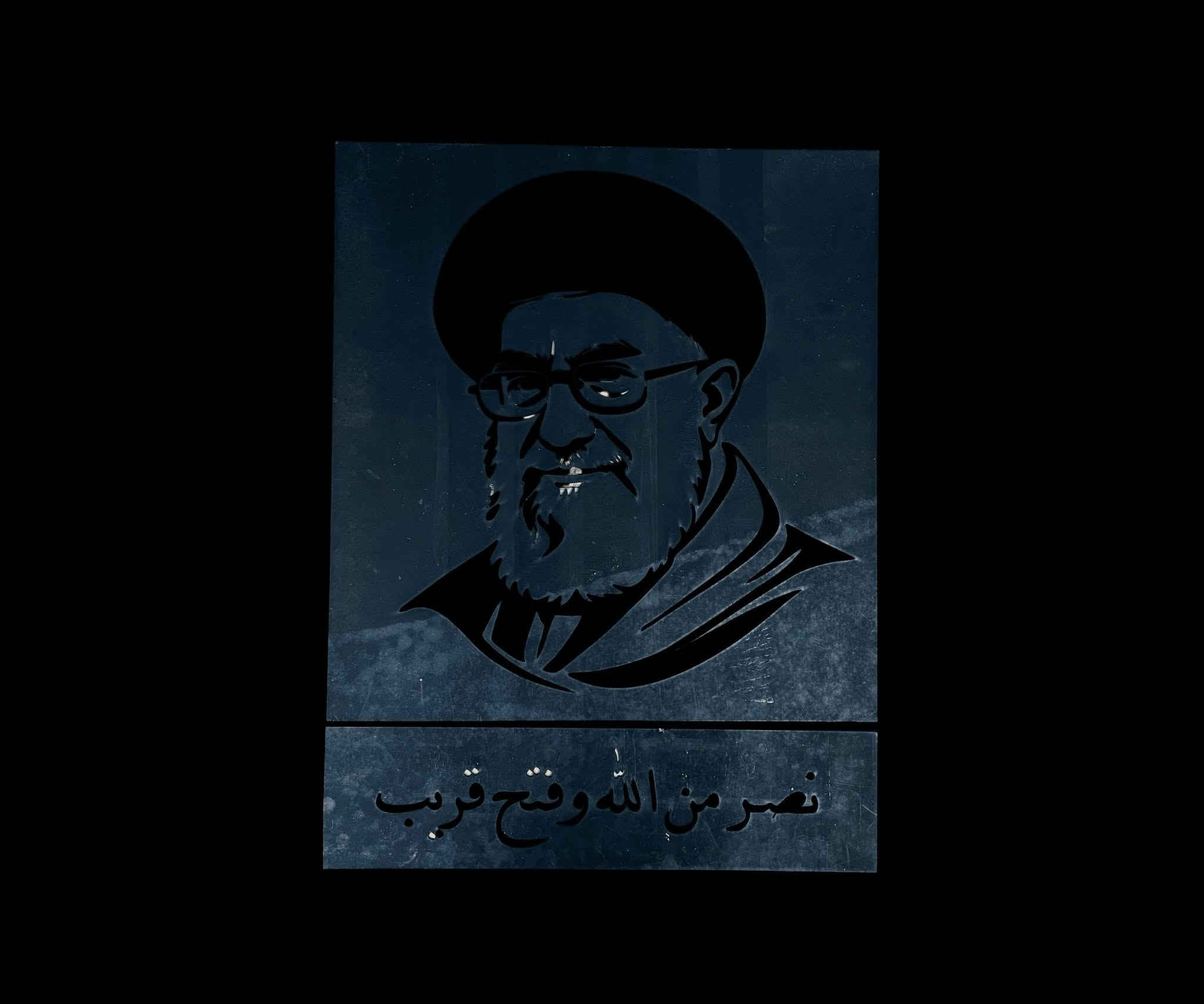 السلام عليكم
لوحة جدارية خشبية السيد علي الخامنئي ليزرية ثلاثية الأبعاد بورتريه (قطعتين)

لاستخدامات:

ديكور جداري إسلامي فاخر للمكاتب الرسمية، المقرات، الهيئات، والمجالس الثقافية.

لمسة فنية ذات طابع ديني وروحاني مميز لتزيين واجهات الاستقبال والصالات.

هدية تذكارية وعقائدية راقية جداً في المناسبات والمحافل الرسمية.

المميزات:

قص ليزر رقمي عالي الدقة: تتميز اللوحة بتفاصيل دقيقة للغاية وبورتريه منبثق تم قصه بأحدث تكنولوجيا الليزر لضمان حواف ناعمة ونظيفة تماماً كما في.

تصميم مجزأ مرن (منظومة قطعتين): يأتي الطقم مكوناً من قطعتين منفصلتين (لوحة البورتريه الرئيسية + شريط الخط العربي السفلي)، مما يمنحك حرية كاملة في تحديد المسافة الجمالية الفاصلة بينهما أثناء اللصق.

خط عربي بارز وأنيق: العبارة السفلية "نصر من الله وفتح قريب" مقطوعة بشكل بارز بخط عربي أصيل ومتقن لإعطاء هيبة وفخامة بصرية فريدة للوحة.

تثبيت ذاتي سهل وبدون مسامير: اللوحة مجهزة من الخلف بأشرطة لاصقة قوية جداً مزدوجة الوجه (Double-Sided Tape)، تتيح لك تثبيتها مباشرة على الجدران الملساء والأسطح الصلبة بكل سهولة ودون الحاجة لتخريب الحائط بالمسامير.

الملاحظات:

تجهيز وتنظيف الجدار: قبل البدء بلصق اللوحة، يرجى مسح وتنظيف السطح الجداري جيداً من الأتربة، الرطوبة، أو بقايا الأصباغ لضمان تلاحم الشريط اللاصق الخلفي بكفاءة 100%.

طريقة اللصق المتوازي: اللوحة تأتي مع قوالب خطوط ليزرية للمحاذاة يُنصح باستخدام الكبان لضمان استقامة لوحة البورتريه تماماً بشكل أفقي قبل إزالة الحماية عن الشريط اللاصق ثم اضغط بثبات على الجوانب لمدة 30 ثانية.

ميزة التباعد الجمالي: نظراً لأن شريط الكتابة منفصل تماماً (بارتفاع 15 سم) عن لوحة البورتريه (بارتفاع 60 سم)، يمكنك ترك فراغ جداري بسيط ومدروس بمقدار 2 إلى 5 سم بين القطعتين لإعطاء مظهر ديكوري عصري وأكثر اتساعاً للوحة.

القياسات:

القياس الإجمالي قبل اللصق (اللوحة + الكتابة معاً): طول 58 سم × سمك 1 سم × ارتفاع 75 سم.

قياس لوحة البورتريه فقط: طول 58 سم × سمك 1 سم × ارتفاع 60 سم.

قياس شريط الكتابة والخط فقط: طول 58 سم × سمك 1 سم × ارتفاع 15 سم.

أبعاد كرتون التغليف الآمن ضد الكسر: 60 × 80 × 5 سم.

السعر 25 ألف
التوصيل بغداد 3000
المحافظات 5000


**إذا كنت صاحب هذا الإعلان وتريد حذفه لأي سبب، رجاءا أرسل رسالة إلى الدعم الفني**