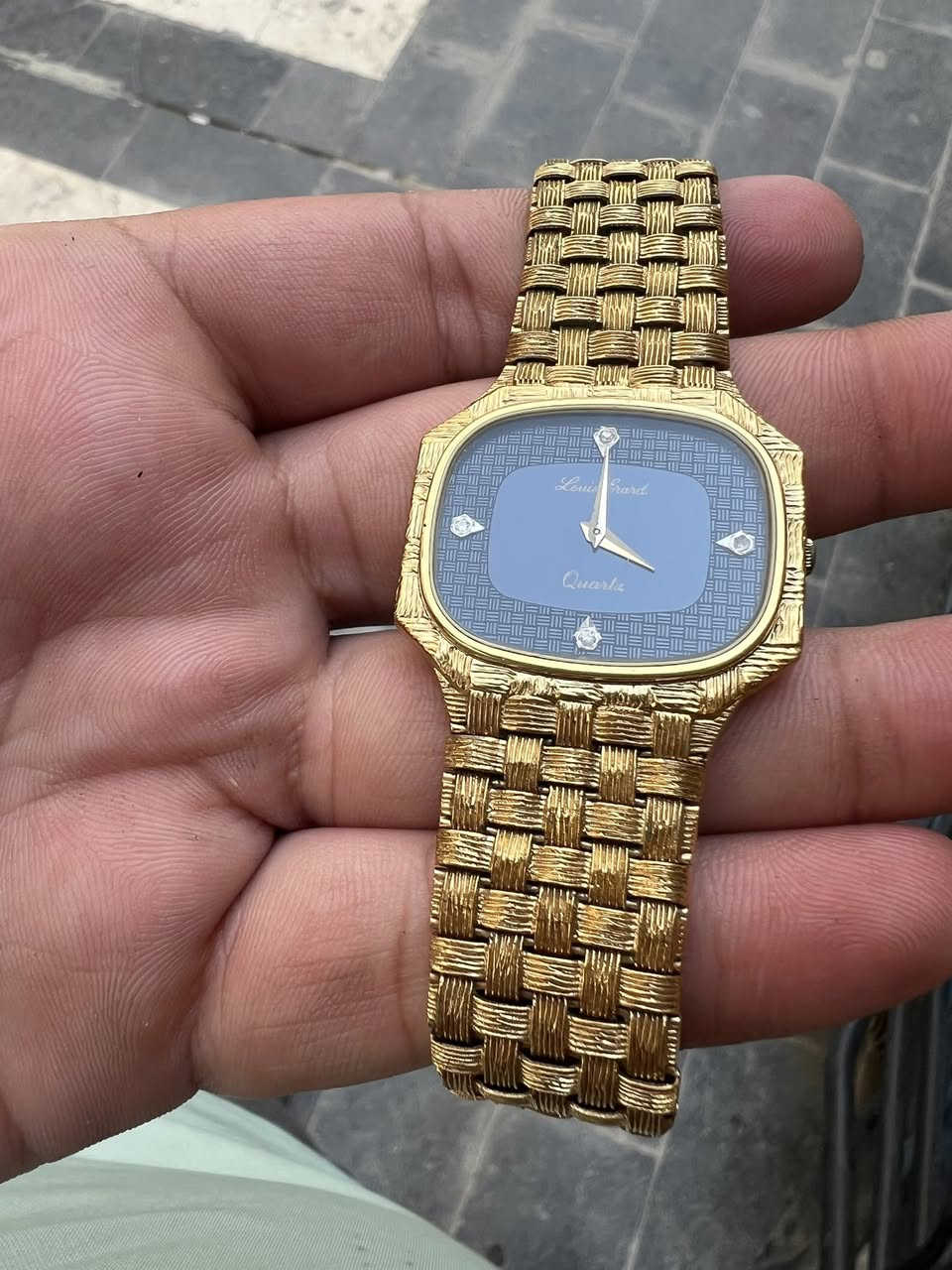 بسم الله الرحمن الرحيم 
الان الخضري للساعات يوفر لكم من جمال ودلال من ماركة لويس ايرارد السويسري العالميه 
لويس ايرارد  اصلي سويسري 
تعمل (الحركه كوارتز _بطارية)
رجالي 
(قطر الساعة35رجالي طبعا)⌚️

مينا زيروووو

مخزنه
موديل البياجيت 
مستخدم نضيف جدا 

الساعه لمتدد الوحيد بل عراق كلها 
مينتها جدا نادره بلون الكحلي الازرق 🔵
من أندر الساعات لويس ايرارد العريقه بعد شغل
سويسرا وعدكم الحساب
⌚️الخضري للساعات ⌚️💎
اكتشفوا أحدث تشكيلات الساعات الأصلية من أفخم الماركات العالمية، وأناقة ما تنتهي سواء تحب الكلاسيك الراقي أو الستايل العصري...
اختيارك موجود عدنا!
🌹❤️🥰

يوجد توصيل لجميع محافظات العراق والأردن 
#الاستفسار***********
السعر قد يكون على الخاص مفاجأة 🌹🥰

تابع الصفحه واستمتع بل قطع النادره والثمينه الخضري للساعات دائمن يخليكم مستمتعين معانا ❤️🌹 فه اكيد اختيارك المفضل موجود عدنا 👍

الخضري للساعات اكيد يوفرلك ساعاتك المميزه اب انسب الاسعار 

أيضاً ضمان الساعات يكون من متجرانا 

🪩نورنا وشرفونا عنوان بغداد _الاعظميه _شارع رأس الحواش_مجاور كرزات قلعه اربيل
_(الخضري للساعات يرحب بكم )🌹❤️

تحياتي للجميع 👍
