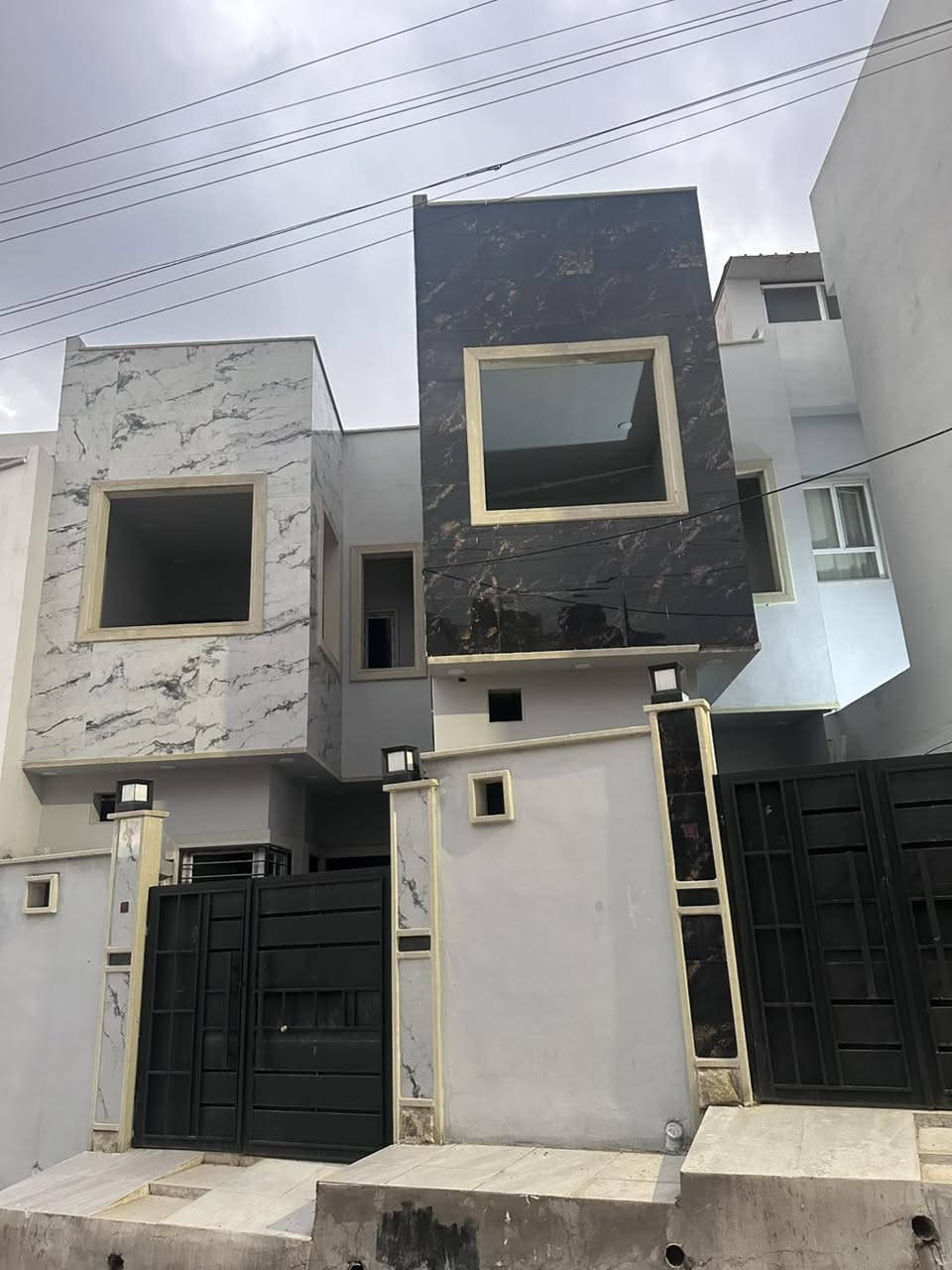 دور سكنيه للبيع  عدد اربعه بناء حديث زيرو

مساحة كل دار▪️85م2 / واقع حال 100 م2 
                        داران الواجهه 10 ❌ 10متر
                          داران الواجهه 5 ❌ 20متر

جنس العقار▪️طابو ملك صرف تحويل فوري 
موقع العقار ▪️ حي المزارع الثانيه
                          
                       👇🏻 مواصفات العقار  👇🏻
ط1/ 
غرفة نوم 1➕ استقبال ➕ مطبخ ➕ صحيات
➕ كراج سياره

ط/2
غرف نوم عدد 2 ➕ هول داخلي ➕صحيات ➕ سطح 
                                           
~~
للاستفسار اكثر مراجعة مكتب أملاك الخير  للعقار الكائن في حي الوحده مقابل جامع🕌 الودود وسانكو مول 

اوالاتصال على الارقام التالية🔸🔹 

***********   ☎️ سلوان
*********** ☎️ ايمن الشيخ
*********** ☎️ وسام

لمعرفه السعر👆 مراسله الصفحه او الاتصال
