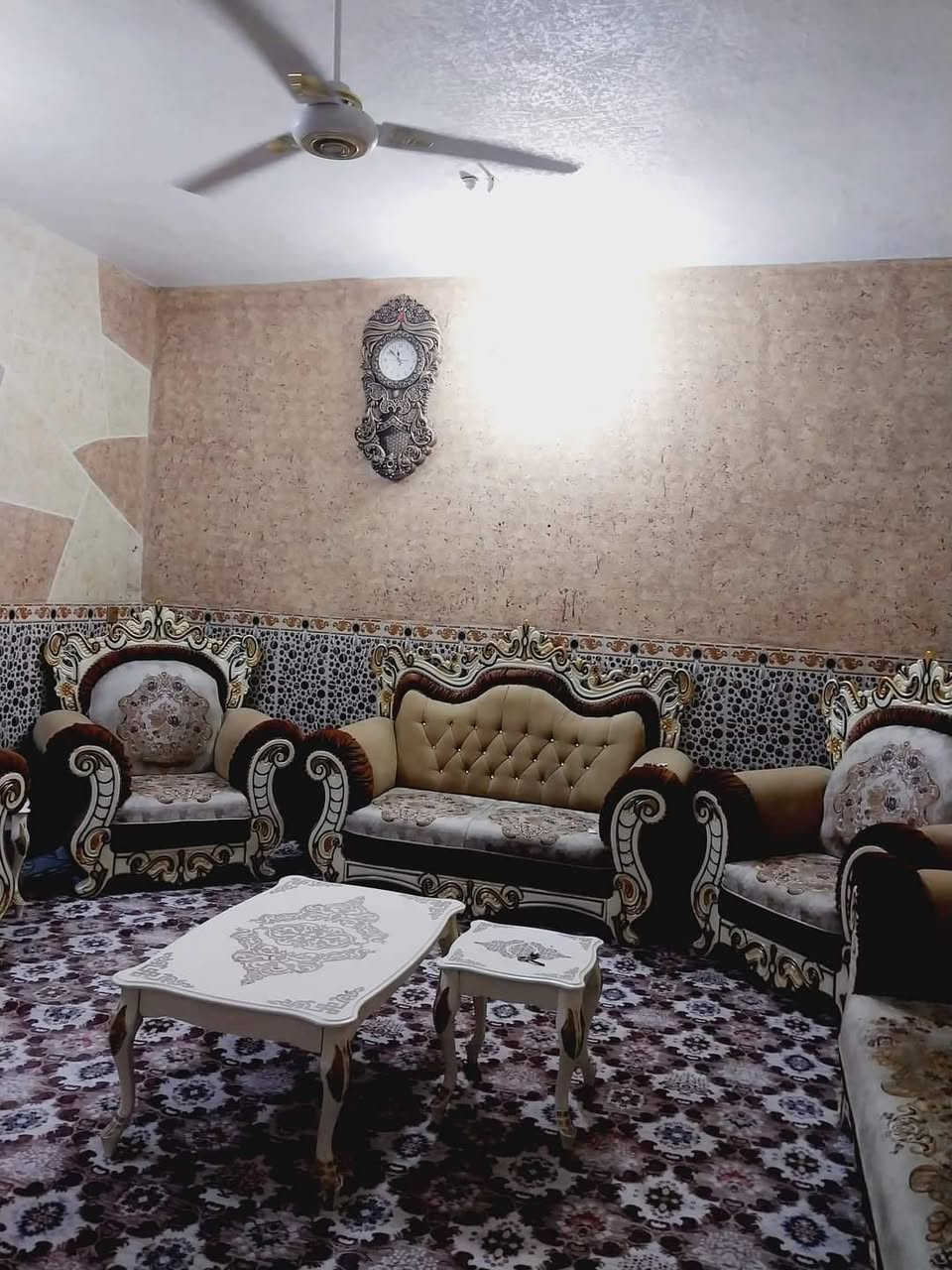 السلام عليكم  
حيل الحكيم 
نزلت شهيد نزار 
اول فرع على اليسرة  من صفحة الساحة  على شارع فرعي بين شارع المسعود بين شارع شهيد نزار  اي استفسار اكثر اتصل بلخدمه  الله يرزق الجميع 
بيع مراوس حسب التفاق بقطعه دومن نص دومن حسب الموجود بيع كذالك يرهم مراوس  حسب الاتفاق  والسوك يحكم  سعر ٦٠ بي مجال 
٣ غرف كاملات وحده فوك ثنين جوه صاله استقبال كراج حمام خارج داخل 
بناء طابوك  يبعد عن كورنيش ٤٠٠ متر يبعد عن شارع العام ٤٠٠ متر بلتص صاير اي استفسار اتصل على رقم  *********** واتسب موجود اتصال موجود
