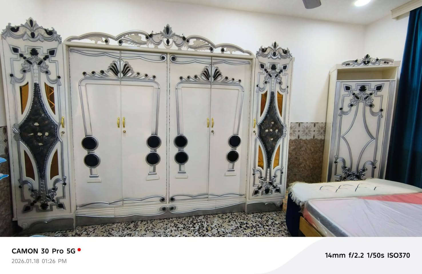 السلام عليكم
غرفه صاج 
عراقيه بس شغل تركي ضخمه جديده مع دوشك بالجيس
سبب البيع المكان زغير 
السعر مليون ونص وبيها مجال
والشراي يتصل ويدلل 
العنوان القادسيه
***********
