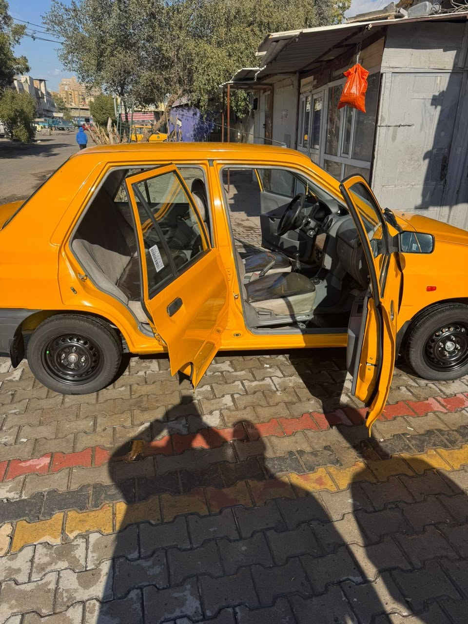 السلام عليكم سايبه للبيع موديل 2023السياره خير من الله حداديه جاهزه سياره تأخذها  تترحملي عليها السياره عارضها 68 وبيها مجال بسيط مكان السياره بغداد الكرخ ***********
