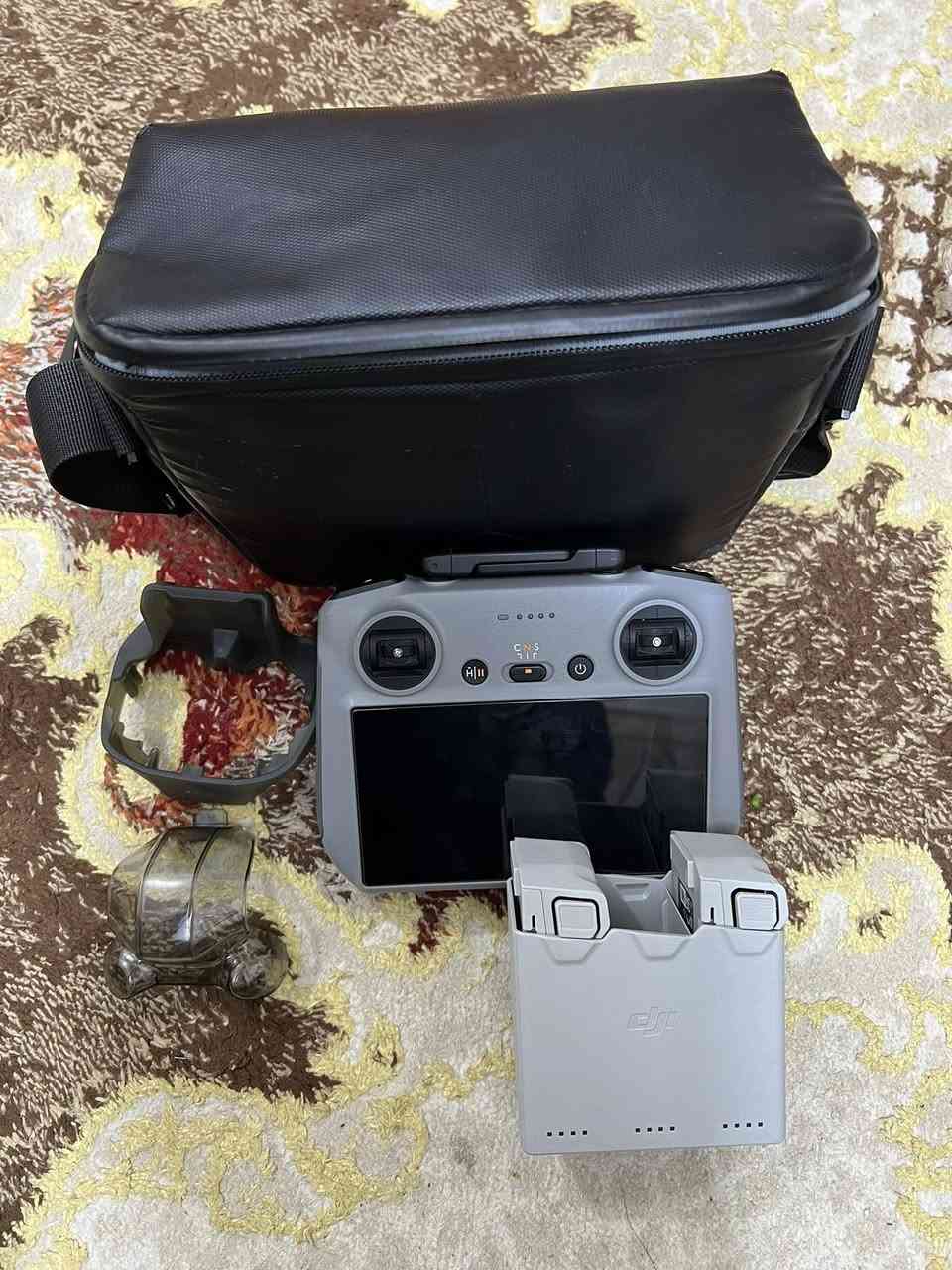 السلام عليكم
جوستك شاشه Rc2
بطاريات ميني فور بلس أصليات اثنين مع بيت الشحن 
كمبل + حماية ريش + جنطة درون ميني فور

للتواصل ***********
