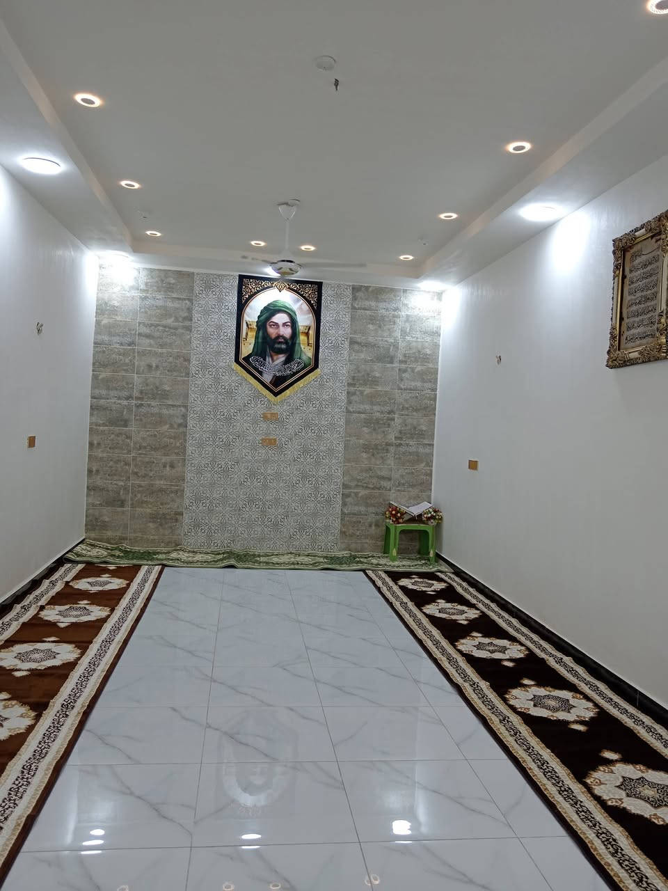 بيت للبيع المساحه٢٥٠م المكان حي الجوادين يحتوي على غرفتين نوم وصاله كبيره و مطبخ و استقبال وحمامات داخليه وخارجيه الاستفسار الاتصال على الرقم ***********
