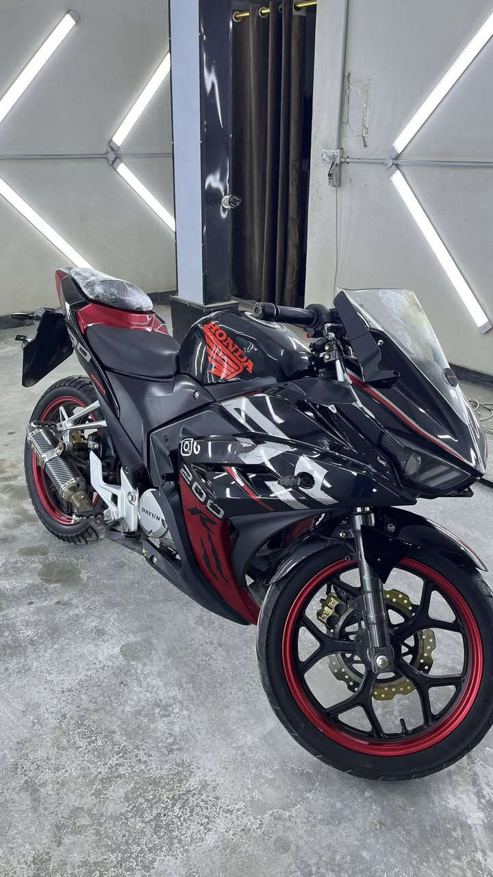 السلام عليكم (كشخه العيد )
الدراجه بانزين مو كهرباء 💥

دايون بطح R200 زیرو مديل 2025ماشيه 8 الف 

بدون اوراق ( اضمن لك سرقة وغيرها )

دراجه موديل 2025 

محرك 200cc سبورت 

سرعه دراجه 120

بريك كهربائي ( الخلفلي نظام ABS مانع نزلاق

كير 5 نمر كهربائي

دشبول كهربائي بل كامل 

تشغيل عن بعد 

صالنصه اكربفك صوت رعب 

دراجه حلوه وشكل رياضي

دراجه نضيفه وتجي تشوفها

السعر 12 ورقه 

مكان الدوره 

الرقم *********** 

الشراب يتصل  وبدال
