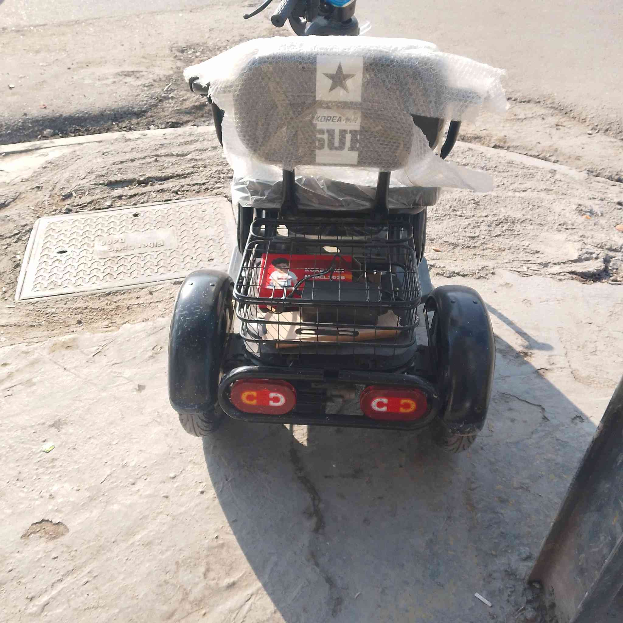 دراجه شحن معوقين شرط الفحص لاجلخ ولا شي مستخدمه يومين شرط الفحص ماشيا ٧كيلو نضافه ٩٩ خمسه باتريات كرت سويج بصمه المكان موصل 17تموز السعر ٥٠٠   الرقم ***********
