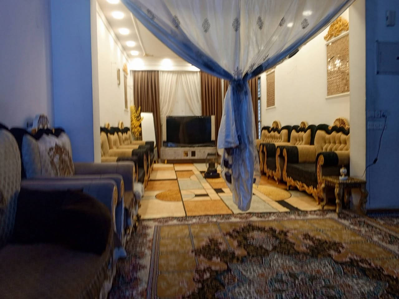 بيت البيع مساحه 150 واجه 7 ونص ونزال 20 شارع 15 مستقبلن تجاري
العنوان قرب معسكر البلديات موقع ممتاز
الاليات التبليط جاي تشتغل تقص بشوارع
البيت يحتوي عله ستقبال صاله مطبخ 
4 غرف نوم وحده منهن سويد
حمامات 2 كبار.
تواليت خارجيه
رقم الهاتف
***********
