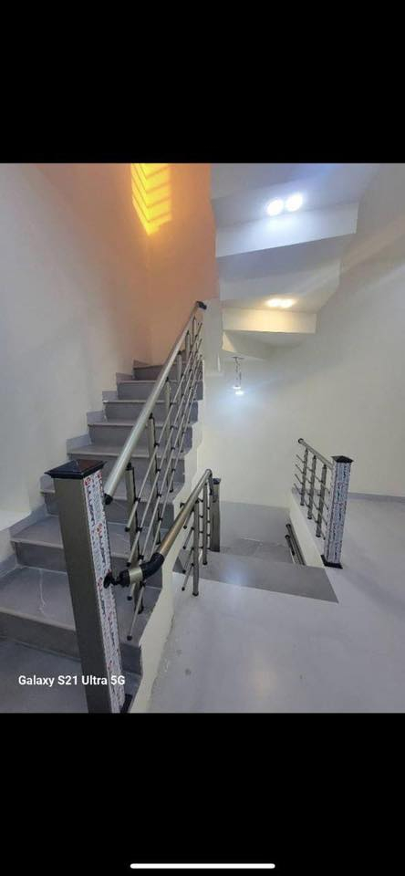 دار للبيع طابو ملك صرف
احنه اصحاب العقار مباشر 

مساحة 90 م
3 غوف نوم الطابق الاول غرفه 
الطابابق الثاني غرفتين (وحده سويت)
مناور عدد2 
مطبخ حار وبارد 
حمامات 3 مع واحد خارجي
العنوان الدورة شارع 60 خلف مكتب النائبه وحده الجميلي مباشر
 متوفر واتس اب ***********
