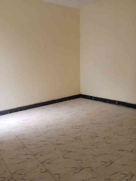 يا الله اللهم صل على محمد وال محمد دار معروض للبيع في النجف الاشرف سايدين المطار نهايه شارع مرطبات الاوائل وتنزل مسافه 400 متر عن الشارع مساحه 100 متر غرفه وصاله استقبال مطبخ مجمع صحيه داخل وخارجي سطح مطبق ارضيه بورسلين بناء بلوك سقف عقاده دار نظيف السعر جدا مميز السعر 18 بمجال شيء بسيط استفسار اكثر اتصال على الرقم التالي واتساب ***********
