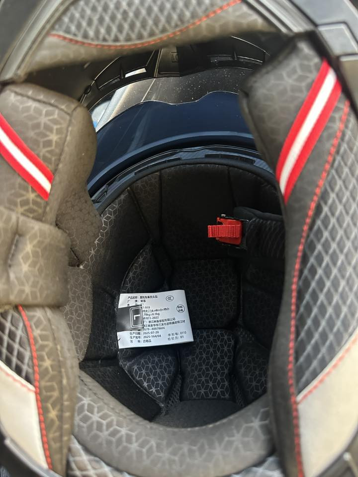 سلام عليكم خوذه دراجات جديده غير مستخدم قياس L كوالتي جدا عالي متوفر توصيل جميع المحافظات قطعه وحده فقط للحجز. ***********
