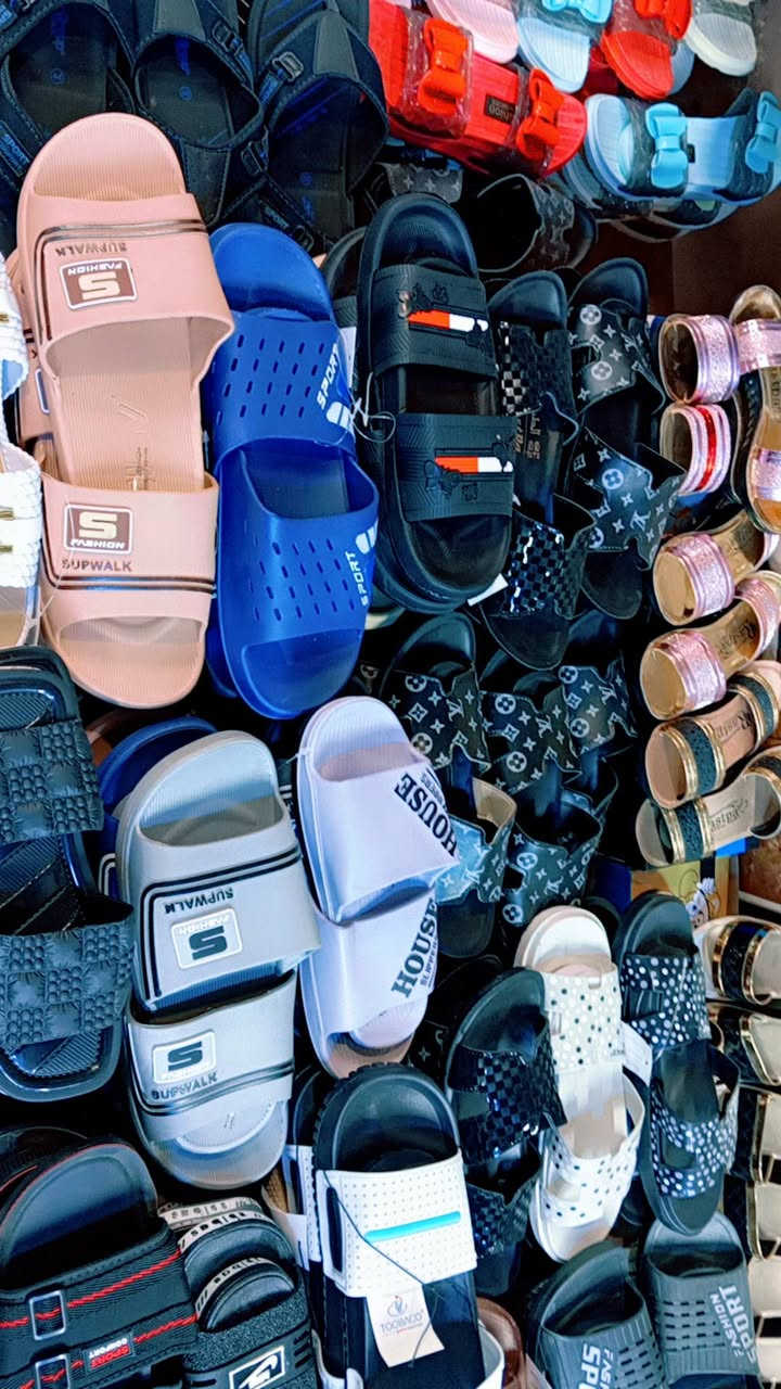 يعلن محل احذيه نسائيه ورجاليه البيع محل شلعه بضاعه يتكون من شحاط نسائي ورجالي وشبابي نعالات نسائي ولادي وبناتي احذيه بناتي ورجالي سعر بضاعه شلعه مليون 200 الف بيه مجال يلي يريد يجي خاص يتفضل المحل يجي يشوف بضاعه يشتري


**إذا كنت صاحب هذا الإعلان وتريد حذفه لأي سبب، رجاءا أرسل رسالة إلى الدعم الفني**