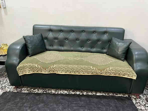 السلام عليكم، تخم للبيع نظيف سبع مقاعد جلد ب٢٥٠ والبردة هديه ويا الموقع بغداد الحريه للاستفسار التواصل على الرقم ***********
