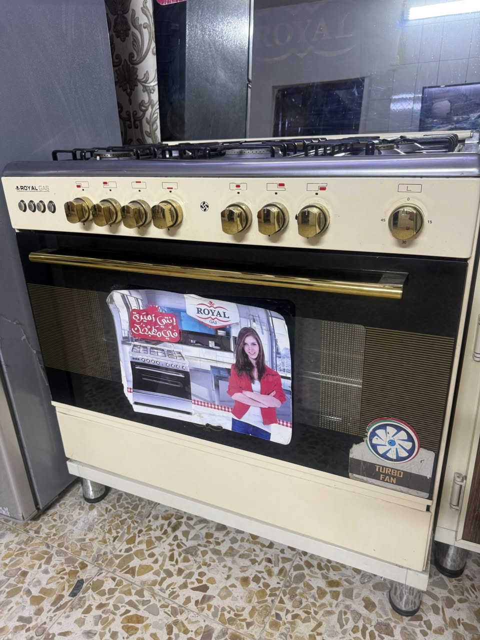 أغراض للبيع طباخ ٣٥٠نضيف كلش وكاونتر كامل ب٤٠٠اي استفسار اتصال ع رقم ***********بغداد مدينه الصدر
