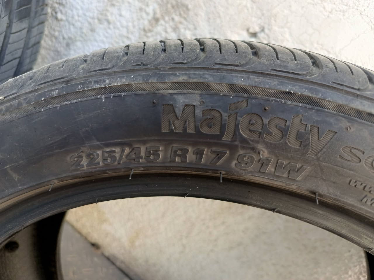 السلام عليكم زوج تايرات كومهو قياس ٢٢٥/٤٥/١٧ بلادي مال النترا ٢٥ اللي يجن وياها من امريكا  مستخدمات قليل اخو الجديد  انتاج نهايه ال٢٤ كل تك بي فتيله وحده صغيره بس وممأثرة السعر ٦٠ الف مكاني حي العامل قرب مول الحياة ***********
