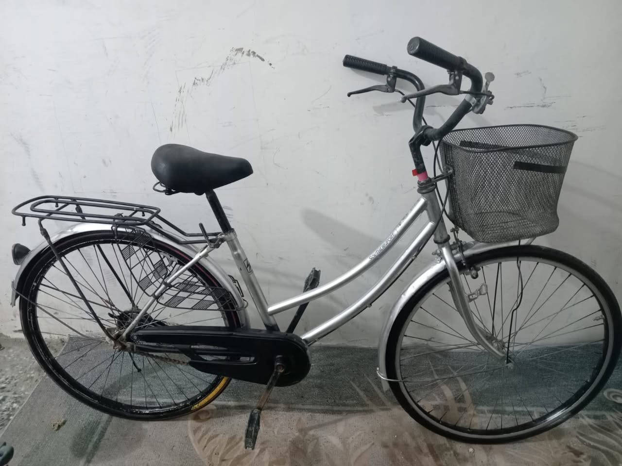 سلام عليكم بايسكل بناتي حجم ٢٦ سعر ٥٠ والازرك ٢٥ للاستفسار مراسله او الاتصال ***********
