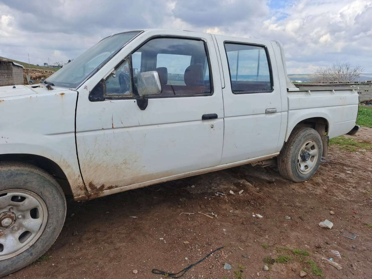 سلام علیکم بەناوی خوای گەورە    نیسان  سبوغ عام  لۆ جوانی ڕەقەم نینوە بەشەرتی ئەوەلیات سەیارەکە زۆر توندو تۆلە ناو غورفەی جوانە هەیکەلی زۆر جوان و ریکە ناوە بۆدی خاوێنە کارابایات و گێر  و  مەکینە ئەکسل و شانسی بەشەرت  ماڵی   دۆستە  سعری 25 وەرەقەو مجال گۆڕینەوەش دەکەم
*********** أربيل, العراق
