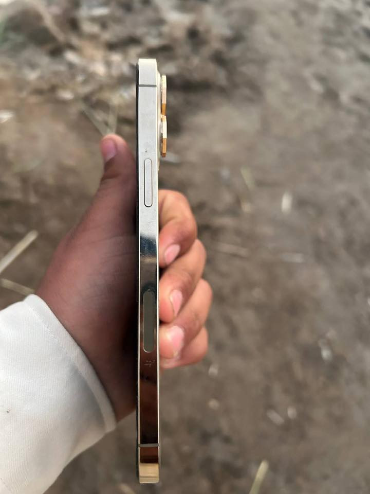 سلام عليكم ايفون 12برو ماكس  نضافه ٩٠٪؜ مكاني كربلاء طوريج ***********
