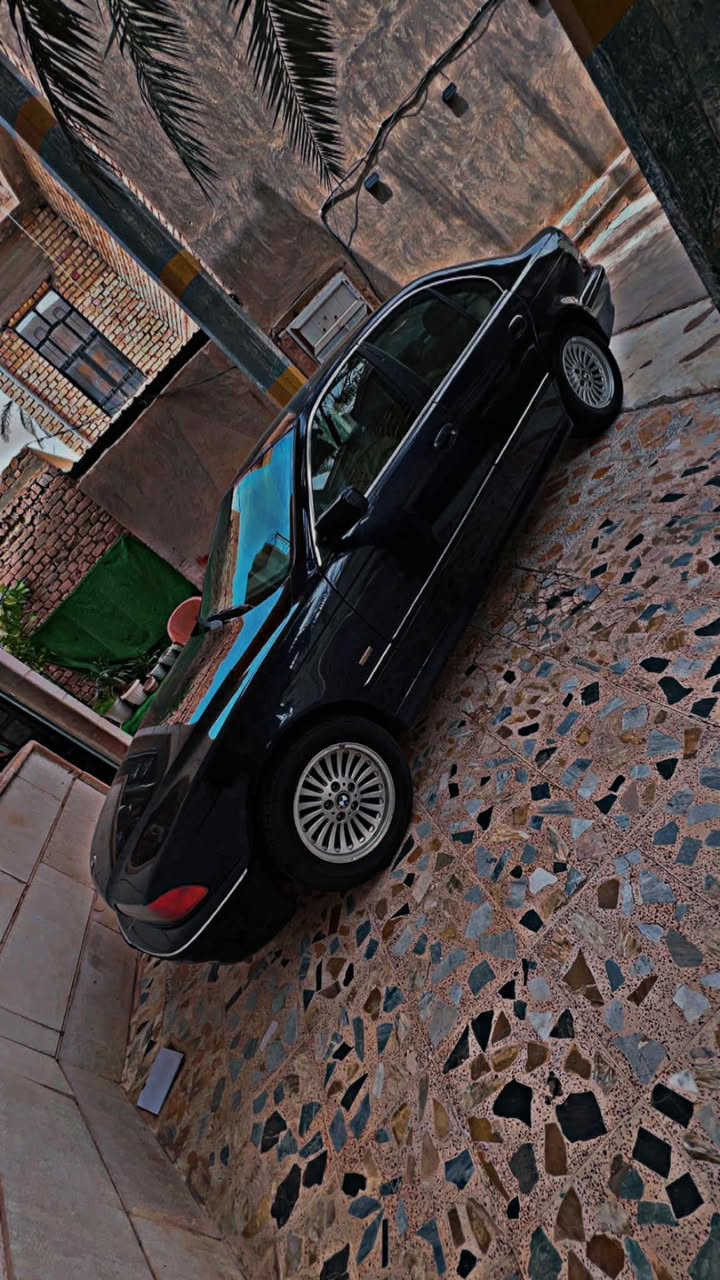 السلام عليكم جميعآ 
صقر موديل 2000 رقم دهوك دبل فانوس كير مكينه خير من الله صدر تقريبآ يرادله شويه شغل تخم تاير غرفتها مغلفه شاموا قهوائي ويه لون الكشنات والدشبول تحويل ثاني يوم ب 93 وعليها غرامه 4 ورقات مخصومه من السعر *********** مكان صلاح الدين
