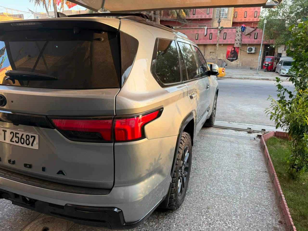 @إشارةالسلام عليكم

تويوتا سيكويا 2024

2024 Platinum Hybrid

i-FORCE MAX – بلاتينيوم – سلفر ملكي  🔥

🔹 موديل: 2024

🔹 فئة: Platinum Hybrid (أعلى فئة)

🔹 ممشى: 15,000 ميل

⸻

⚙️ الأداء والقوة

✔️ محرك 3.4 لتر V6 توين تيربو

✔️ نظام هايبرد i-FORCE MAX

✔️ القوة الكلية: 437 حصان 🔥

✔️ العزم: 790 نيوتن متر 💪

✔️ جير 10 سرعات

✔️ دفع رباعي 4WD

✔️ أوضاع قيادة متعددة + وضع سحب

⸻

🔧 نظام التعليق

✔️ نظام تعليق احترافي من Cognito Motorsports

✔️ طبلات و دبلات مطورة Heavy Duty

✔️ ثبات أعلى وأداء أقوى بالأوف رود

⸻

🛞 الخارجية

✔️ويل 20 إنش بلاتينيوم

✔️ دوسات جانبية 

✔️ باب صندوق كهربائي
  
  دوسة صندوق كهرباء 

✔️ LED كامل

✔️ حساسات أمامية وخلفية

✔️ كاميرات 360 درجة (عرض محيطي كامل حول السيارة)

✔️ نظام عرض محيط السيارة + رؤية أسفل المركبة

⸻

🛋️ الداخلية – فخامة كاملة

✔️ فتحة سقف 

✔️ جلد بلاتينيوم فاخر

✔️ جميع المقاعد كهربائية

✔️ تدفئة وتبريد لجميع المقاعد

✔️ ذاكرة مقاعد

✔️ شاشة 14 إنش

✔️ شاشة عدادات رقمية

✔️ نظام صوت JBL

✔️ Apple CarPlay & Android Auto

✔️ شحن لاسلكي

✔️ تشغيل بصمة + دخول ذكي

    داتا شو تعرض جميع معلومات القيادة 

⸻

🛡️ أنظمة الأمان

✔️ رادار أمامي

✔️ مثبت سرعة ذكي

✔️ تحذير مغادرة المسار

✔️ مراقبة النقطة العمياء

✔️ نظام منع التصادم

⸻

🚗 سيارة فخمة + قوية + تجهيز خاص

جاهزة بدون أي مصروف

‏تبديل أبواب اثنان أيمين السيارة أربيل حاليا السيارة في بغداد
‏سيارة تضليل 80% بج

‏صور الحادث مرفقة بالصور 

السعر 67,500$ وبيها مجال بسيط

للاستفسار رقم التلفون☎️☎️

‏***********
