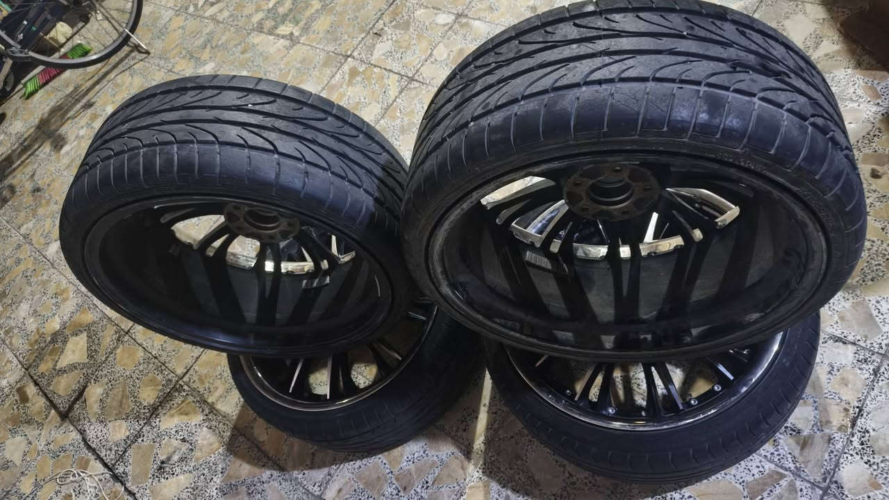 السلام عليكم يولد ويلات  رياضي حاويه باله مشدود هنا بلعراق بس ٢٠ يوم بعدهن جدد وحلوات يرهمن ع كوري و ع ياباني وبلخص الملكه تعال وشد حجم الويل ١٩ والتاير ٢٠ قياسه 235/35 ابيعلك بس ويل لان تاير نص عمر ماحسبه وياه الويل رايدهن ب٣٧٥ بيهن مجال بسيط مكاني بصره حي المهندسين ***********
