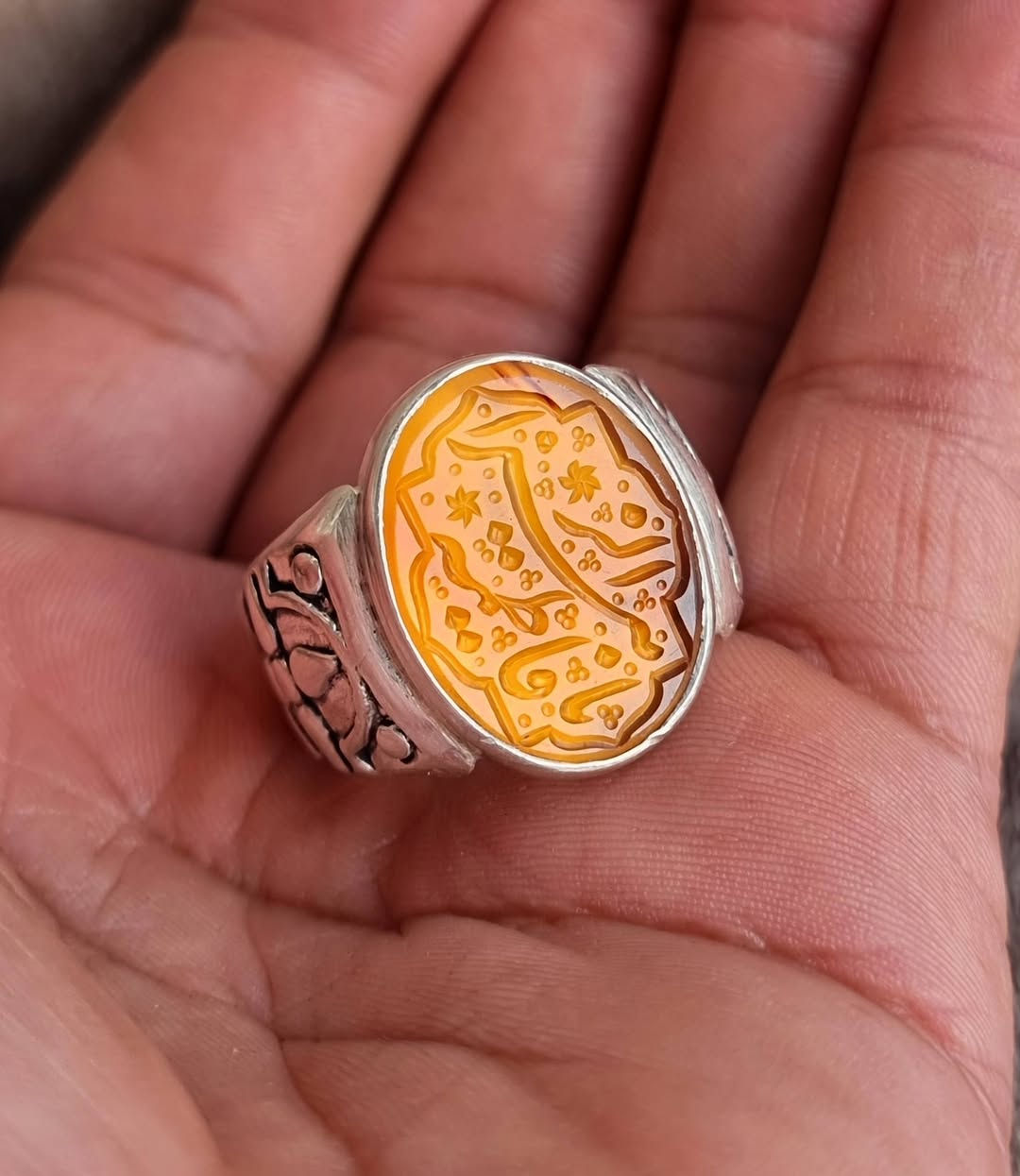 عقيق يماني زعفران مخطوط خط يدوي المبدع محمد همداني 🔥يا فاطمه الزهراء 🔥بصياغه يدويه ثقيله للبيع مكاني بغداد يوجد توصيل إلى جميع المحافظات للبيع فقط فقط أحبتي الغوالي ما اراوس بس ابيع
***********
